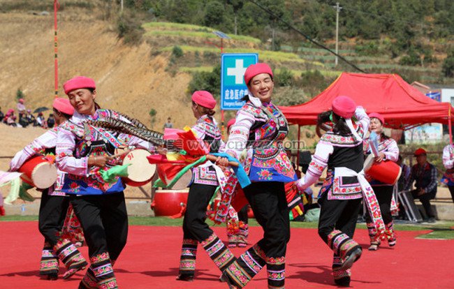 云南的彝族在春节期间有什么活动？